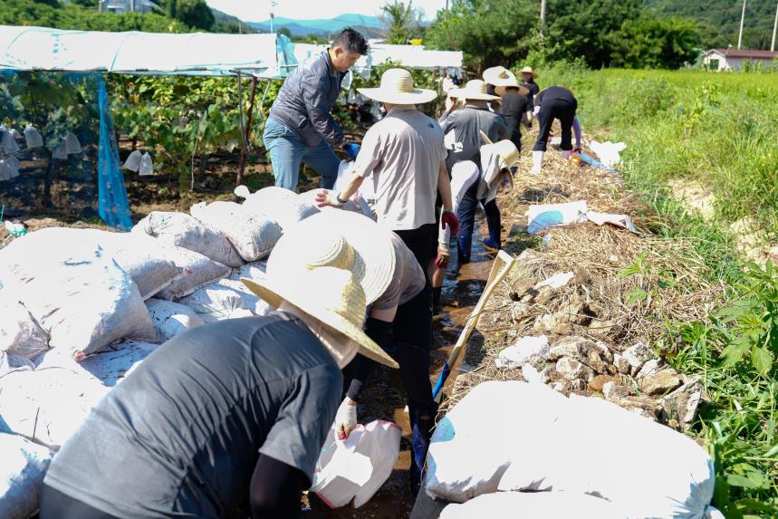 포천시의회, 내촌면 수해 복구 현장 찾아 구슬땀 - 1
