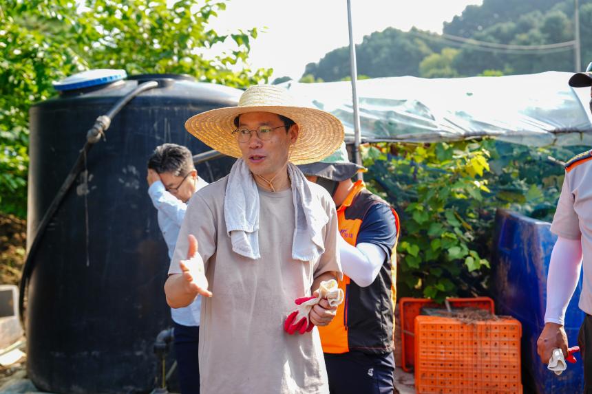 포천시의회, 내촌면 수해 복구 현장 찾아 구슬땀 - 3