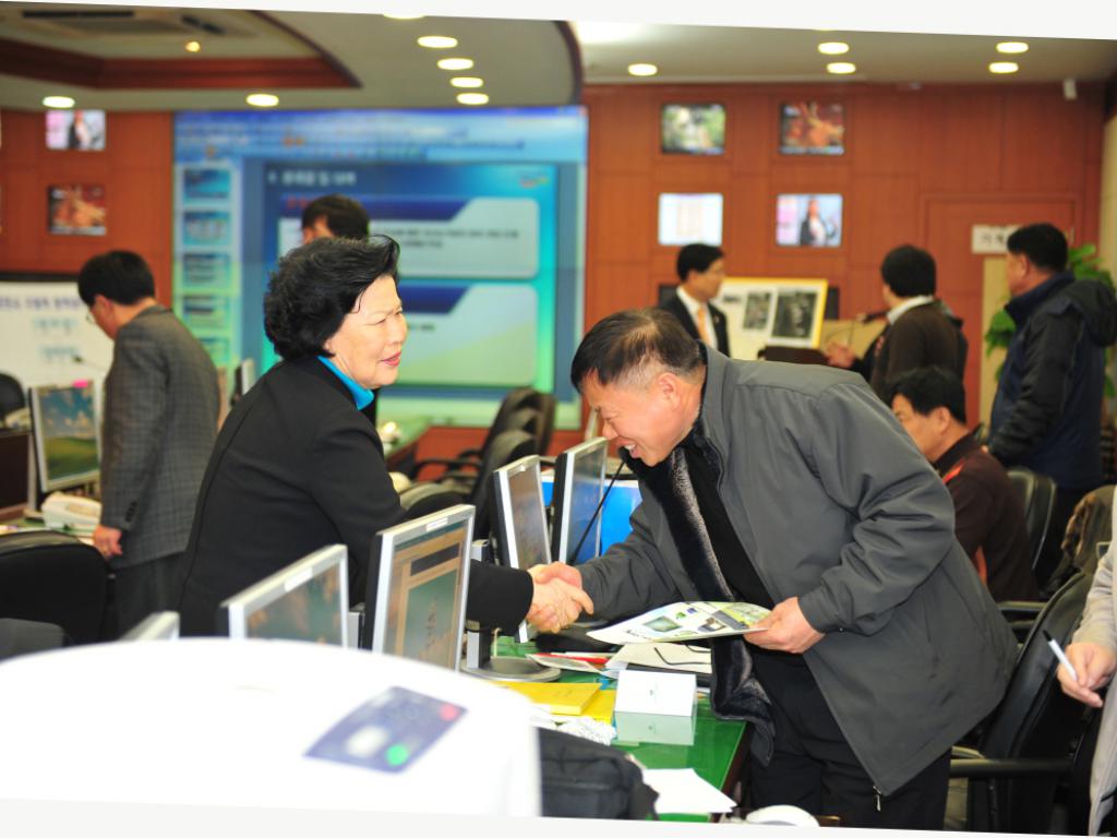 포천시의회 이중효의장을 비롯한 의원일동이 구제역 상황실을 방문하였다.(2)