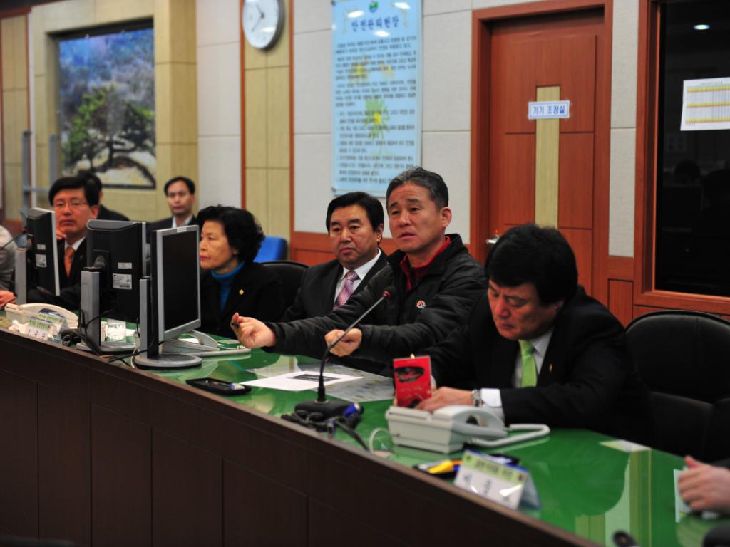 포천시의회 이중효의장을 비롯한 의원일동이 구제역 상황실을 방문하였다.(4)