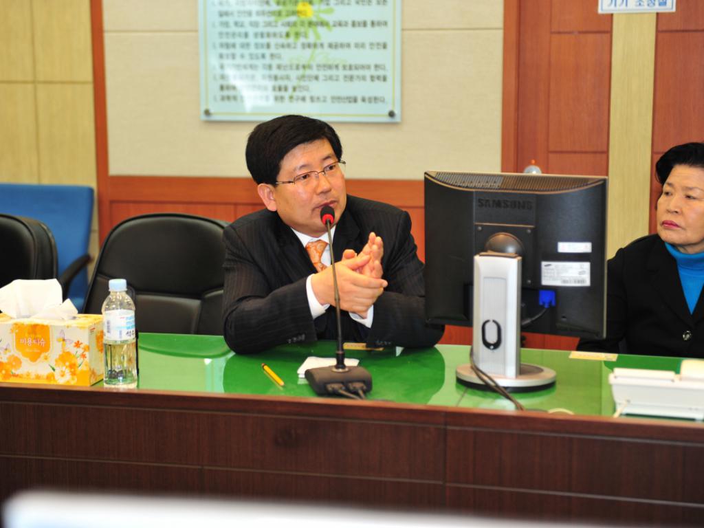포천시의회 이중효의장을 비롯한 의원일동이 구제역 상황실을 방문하였다.(5)
