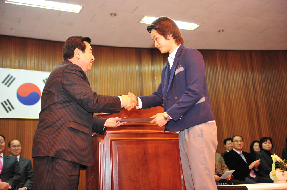 포천시의회 김성남 행정자치위원장이 일동고등학교 졸업식에서 졸업생에게 표창장을 수여하고 있다.