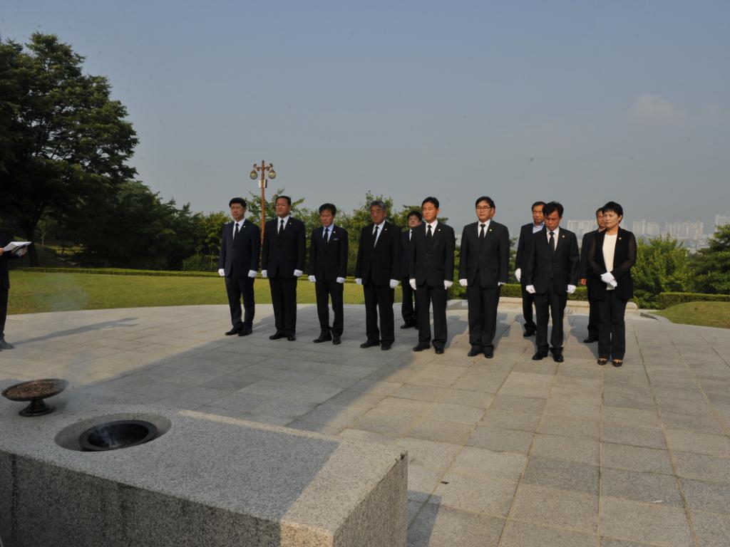 제4대의회 의원 충혼탑 참배