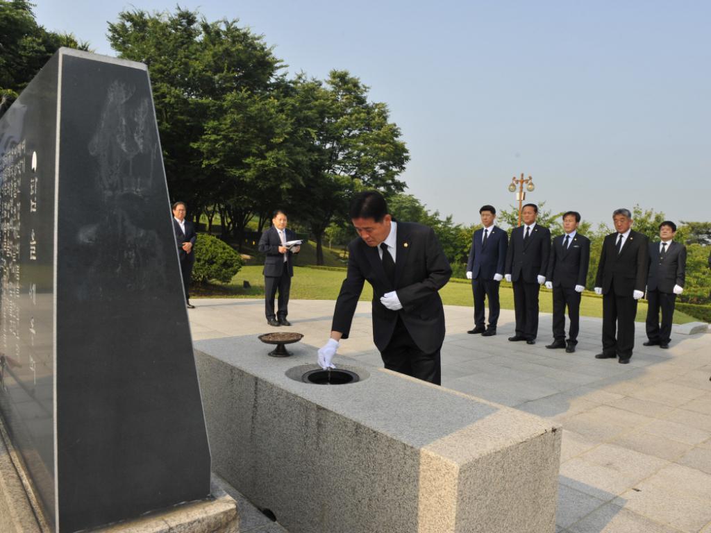 제4대의회 의원 충혼탑 참배