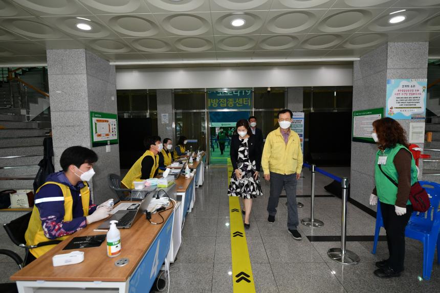 백신접종센터 방문 격려 - 2