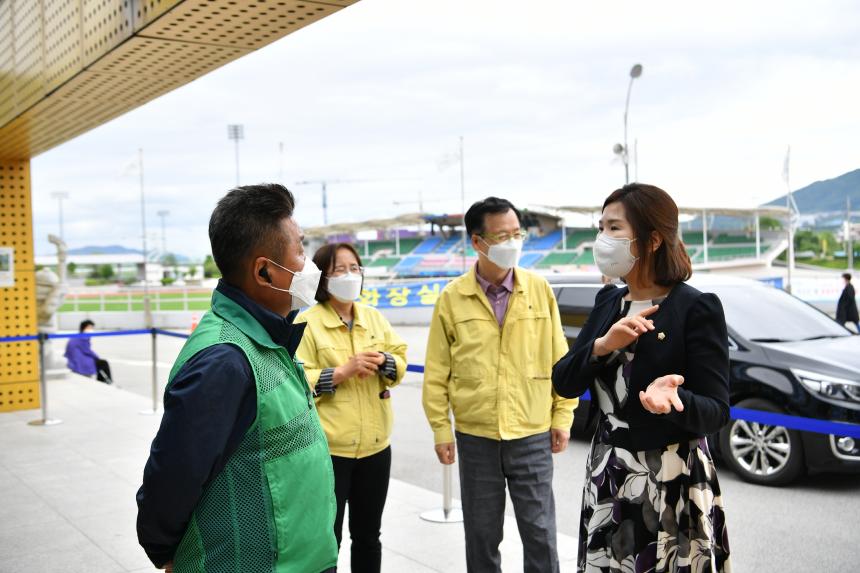 백신접종센터 방문 격려 - 3