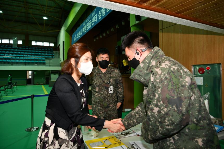 백신접종센터 방문 격려 - 7