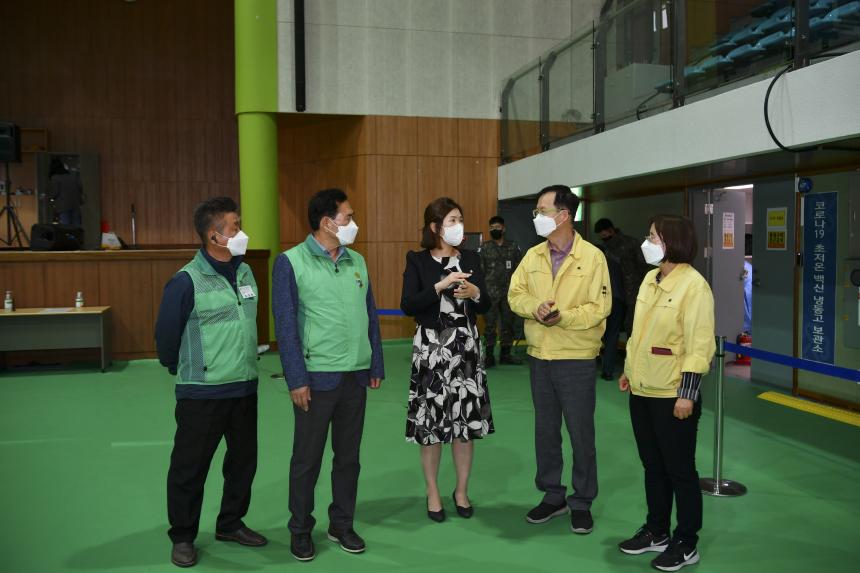 백신접종센터 방문 격려 - 8