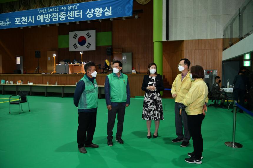 백신접종센터 방문 격려 - 10