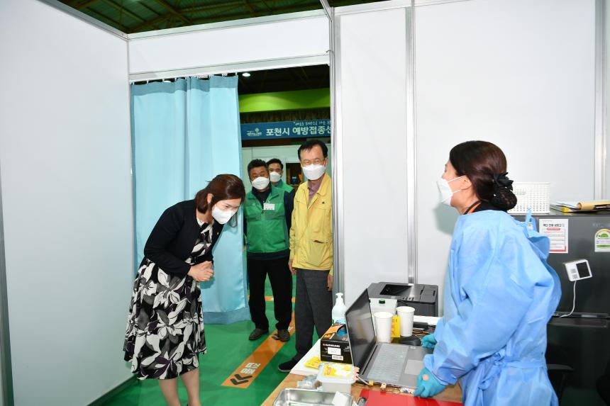 백신접종센터 방문 격려 - 11