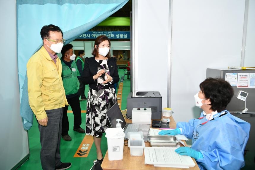 백신접종센터 방문 격려 - 12