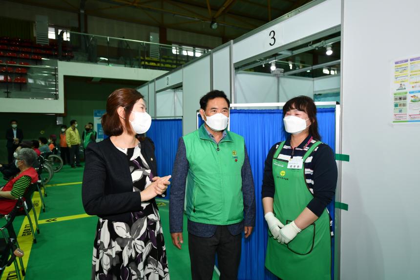 백신접종센터 방문 격려 - 14