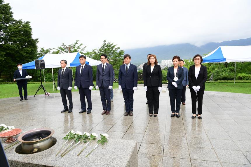 충혼탑 참배