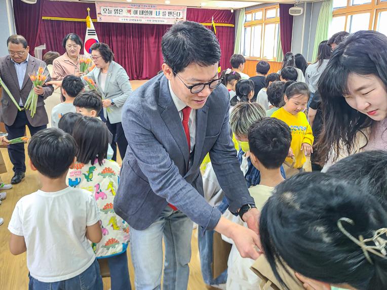 군내면 봉사단체, 군내반월봉사단 어린이날 맞이 도서 증정식 - 2