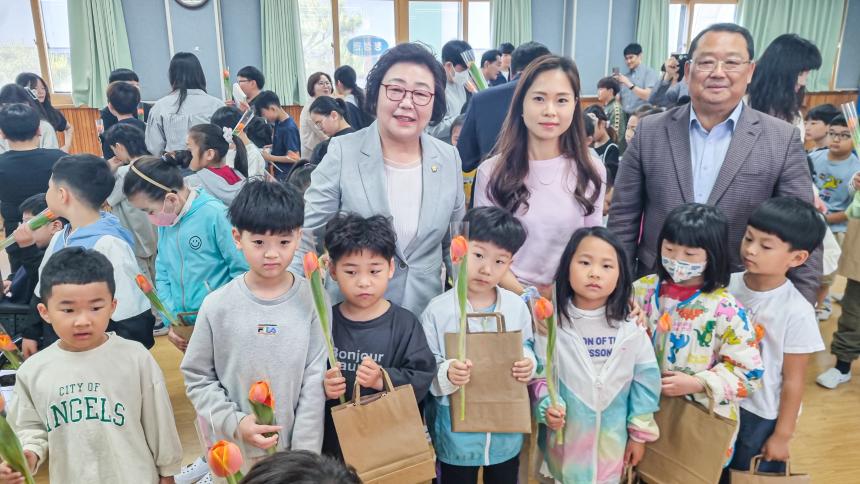 군내면 봉사단체, 군내반월봉사단 어린이날 맞이 도서 증정식 - 4
