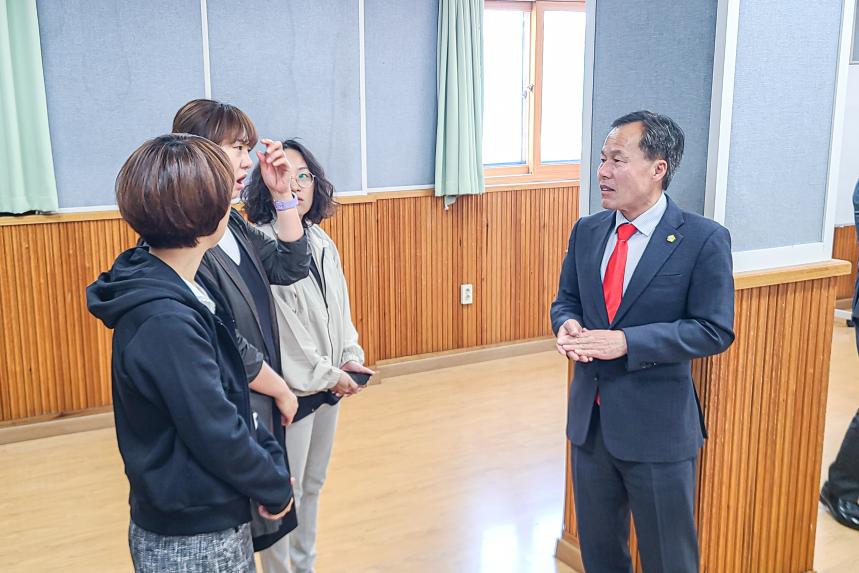 군내면 봉사단체, 군내반월봉사단 어린이날 맞이 도서 증정식 - 5