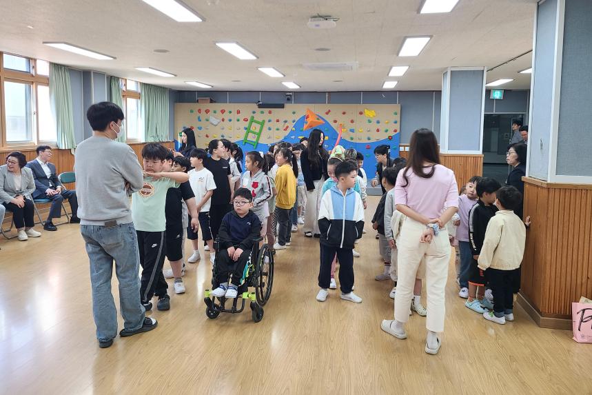 군내면 봉사단체, 군내반월봉사단 어린이날 맞이 도서 증정식 - 7