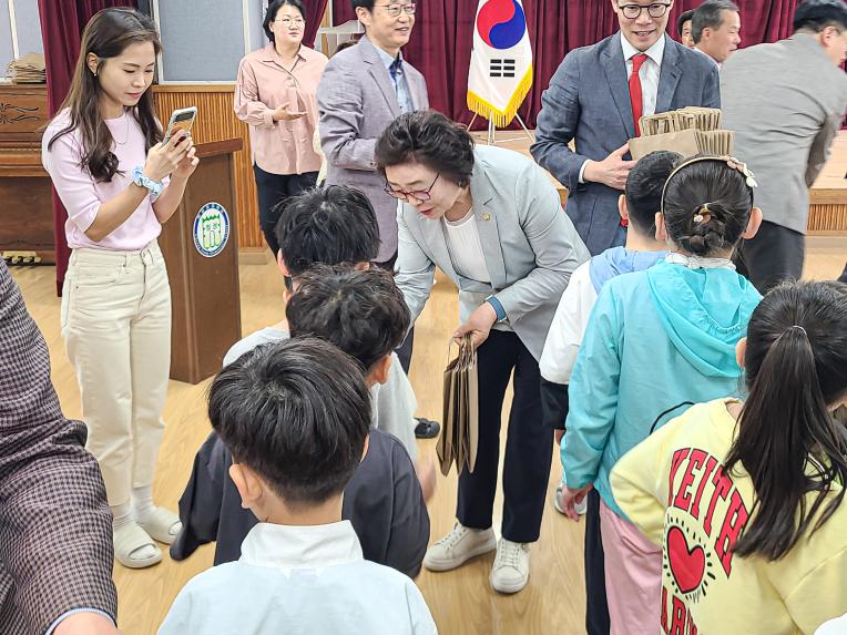 군내면 봉사단체, 군내반월봉사단 어린이날 맞이 도서 증정식 - 9