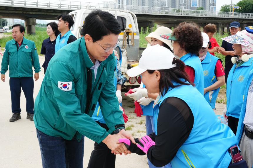 (사)국가유공자환경운동본부포천시직할회 미꾸라지 방류행사