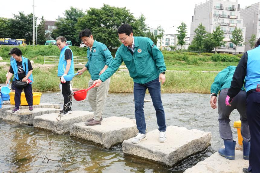 (사)국가유공자환경운동본부포천시직할회 미꾸라지 방류행사 - 15