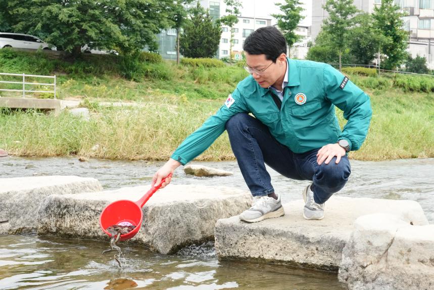 (사)국가유공자환경운동본부포천시직할회 미꾸라지 방류행사 - 16