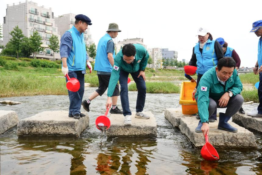 (사)국가유공자환경운동본부포천시직할회 미꾸라지 방류행사 - 17