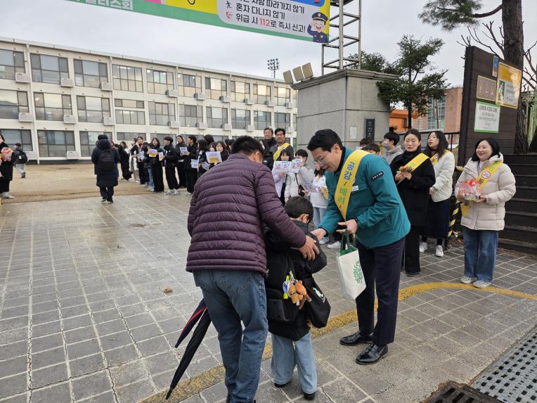 학교앞 안전운행 안전한 등굣길 행사 - 4
