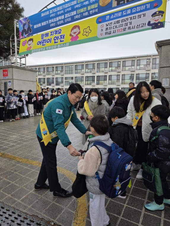 학교앞 안전운행 안전한 등굣길 행사 - 7
