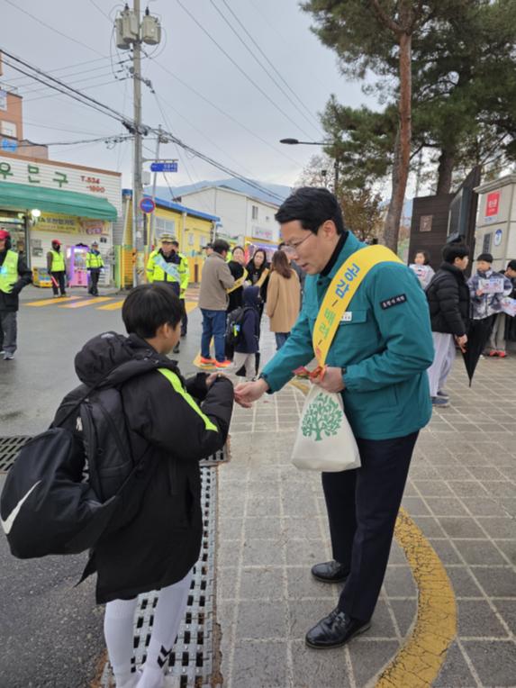 학교앞 안전운행 안전한 등굣길 행사 - 8
