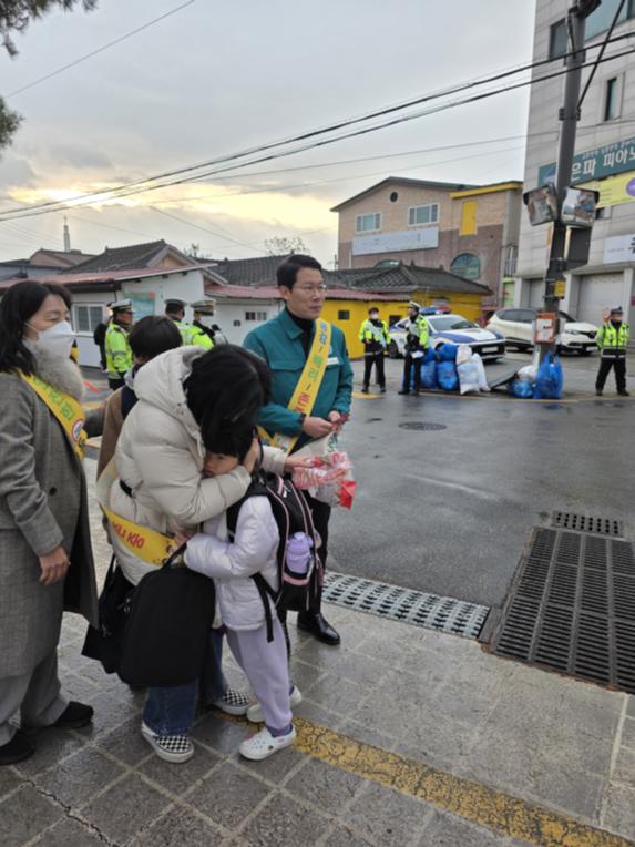 학교앞 안전운행 안전한 등굣길 행사 - 9