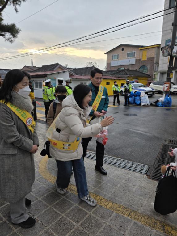 학교앞 안전운행 안전한 등굣길 행사 - 10