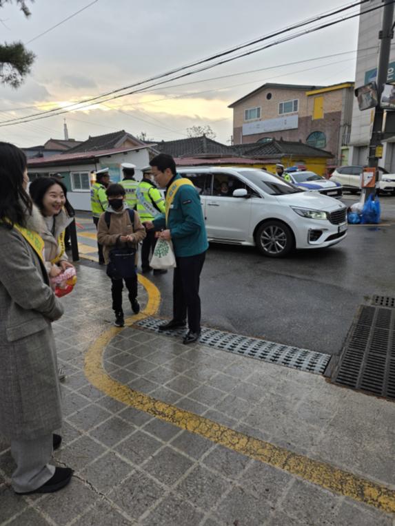 학교앞 안전운행 안전한 등굣길 행사 - 11